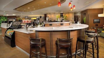 供應早餐和晚餐