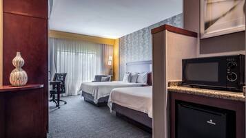 Kamar, 2 Tempat Tidur Queen (with Sofabed) | Seprai antialergi, bantalan ekstra lembut, brankas, dan meja kerja