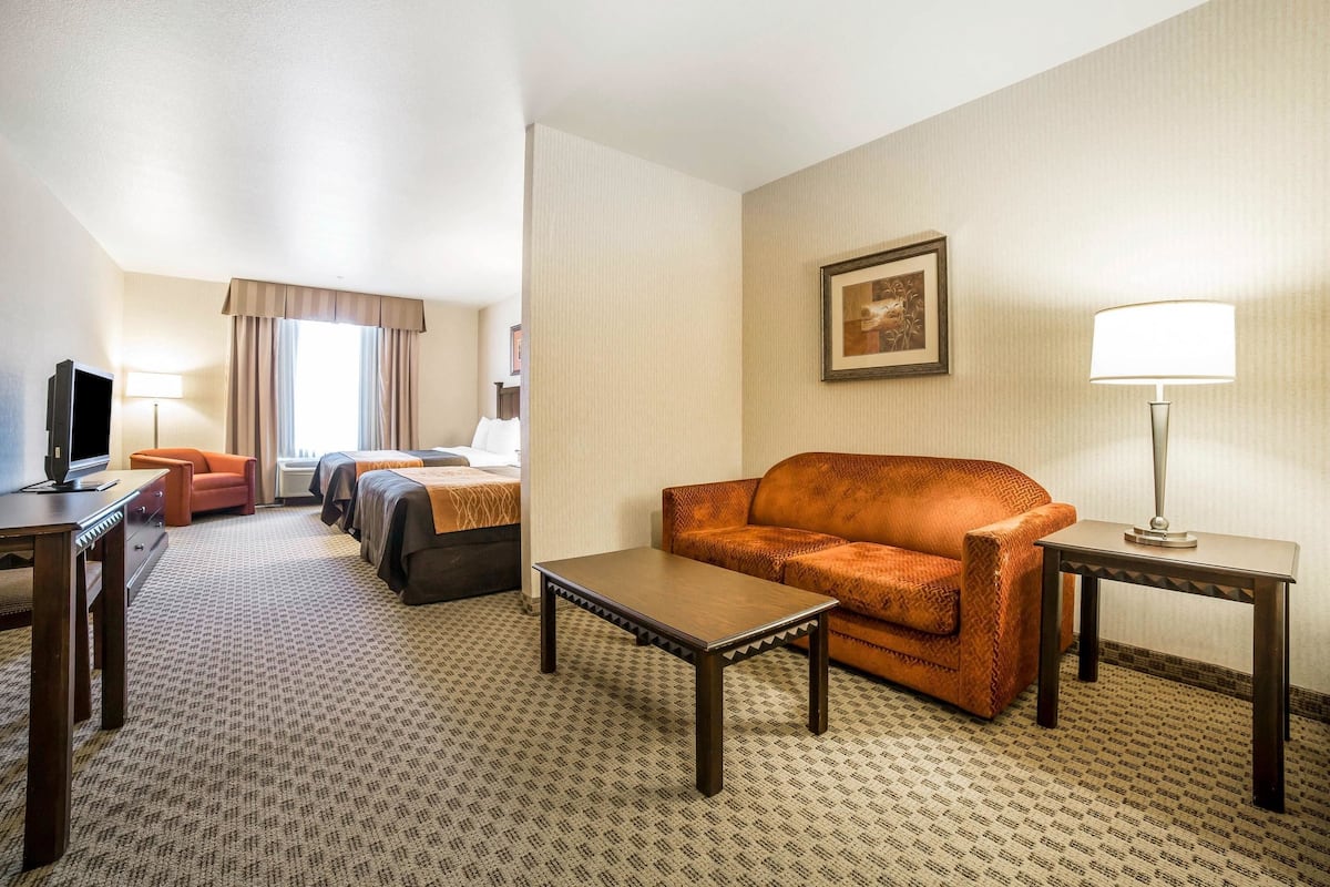 Desk, iron/ironing board, free WiFi, bed sheets