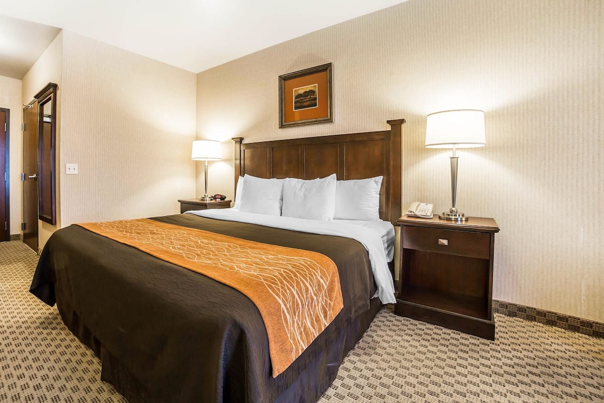Desk, iron/ironing board, free WiFi, bed sheets