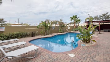 Piscine extérieure, chaises longues