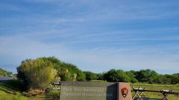 Señal del Parque Histórico Nacional de Palo Alto Battlefield.
