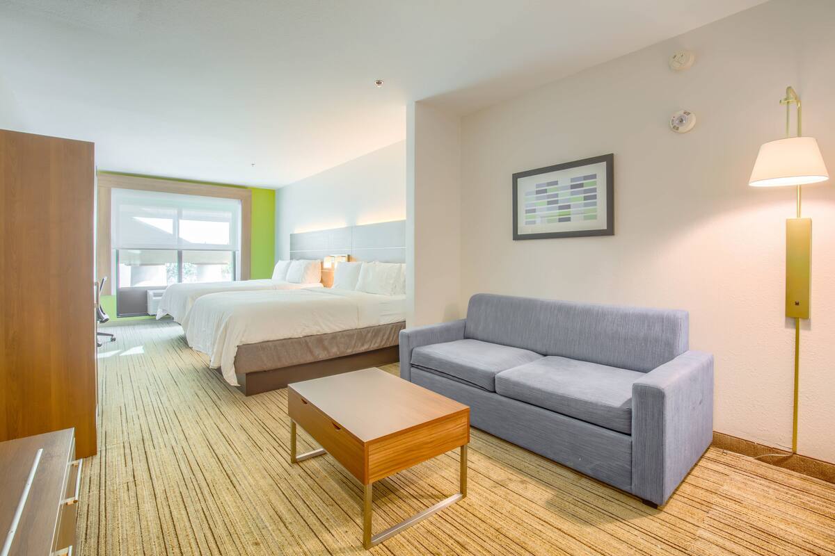 Suite, 2 queensize-senger | Safe på rommet, skrivebord, strykejern/-brett og barnesenger (inkludert)