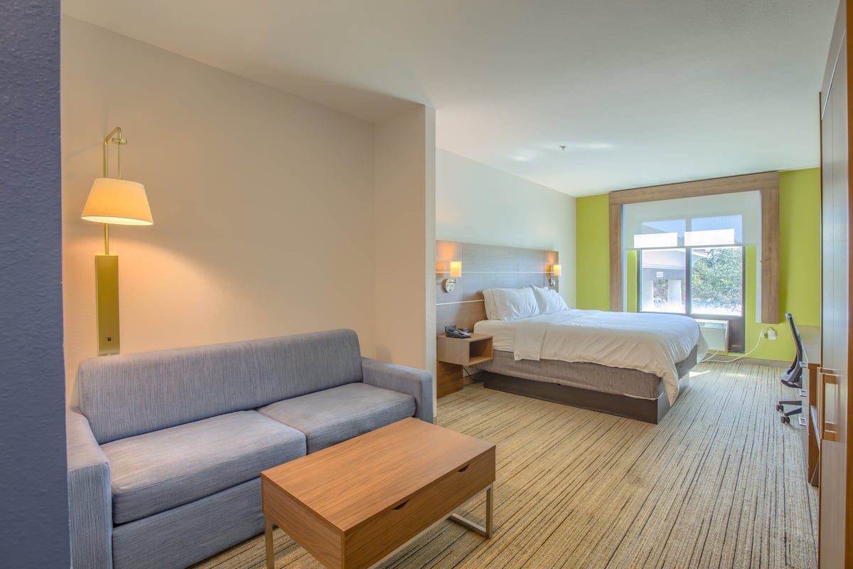 Suite, 1 kingsize bed | Een kluis op de kamer, een bureau, een strijkplank/strijkijzer