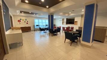 Tägliches inbegriffenes kontinentales Frühstück