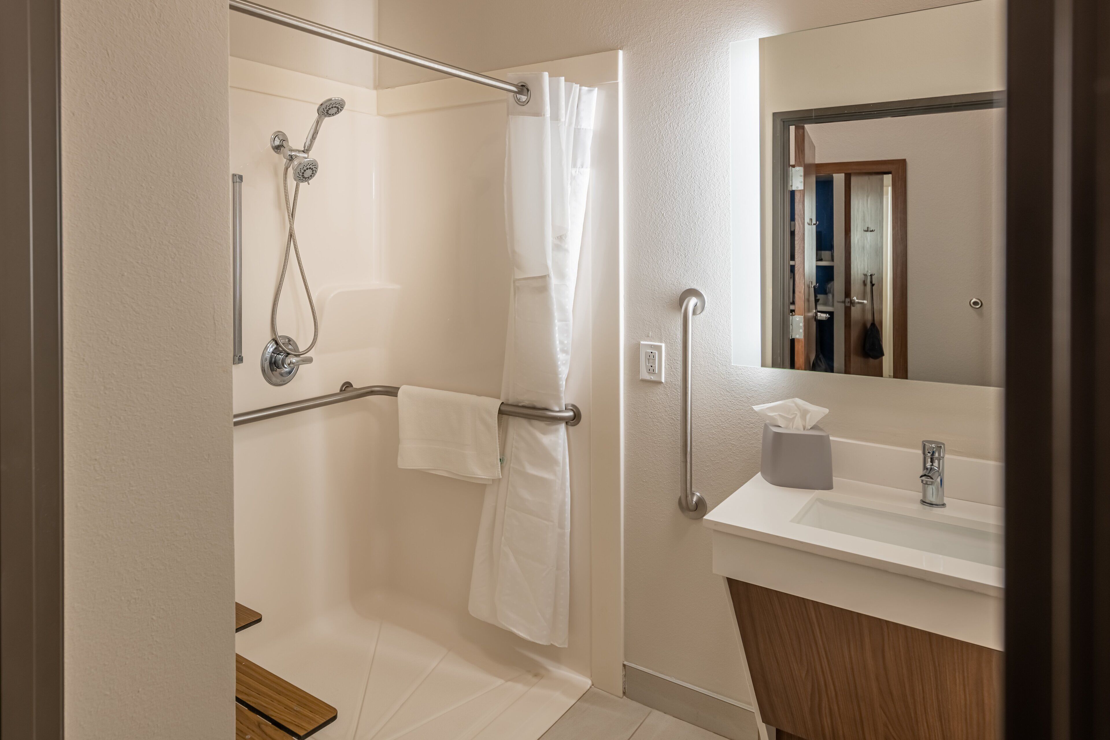 standard room, 1 king bed, accessible (communications, roll-in shower) | bathroom | combined shower/bathtub, free toiletries, hair dryer, towels