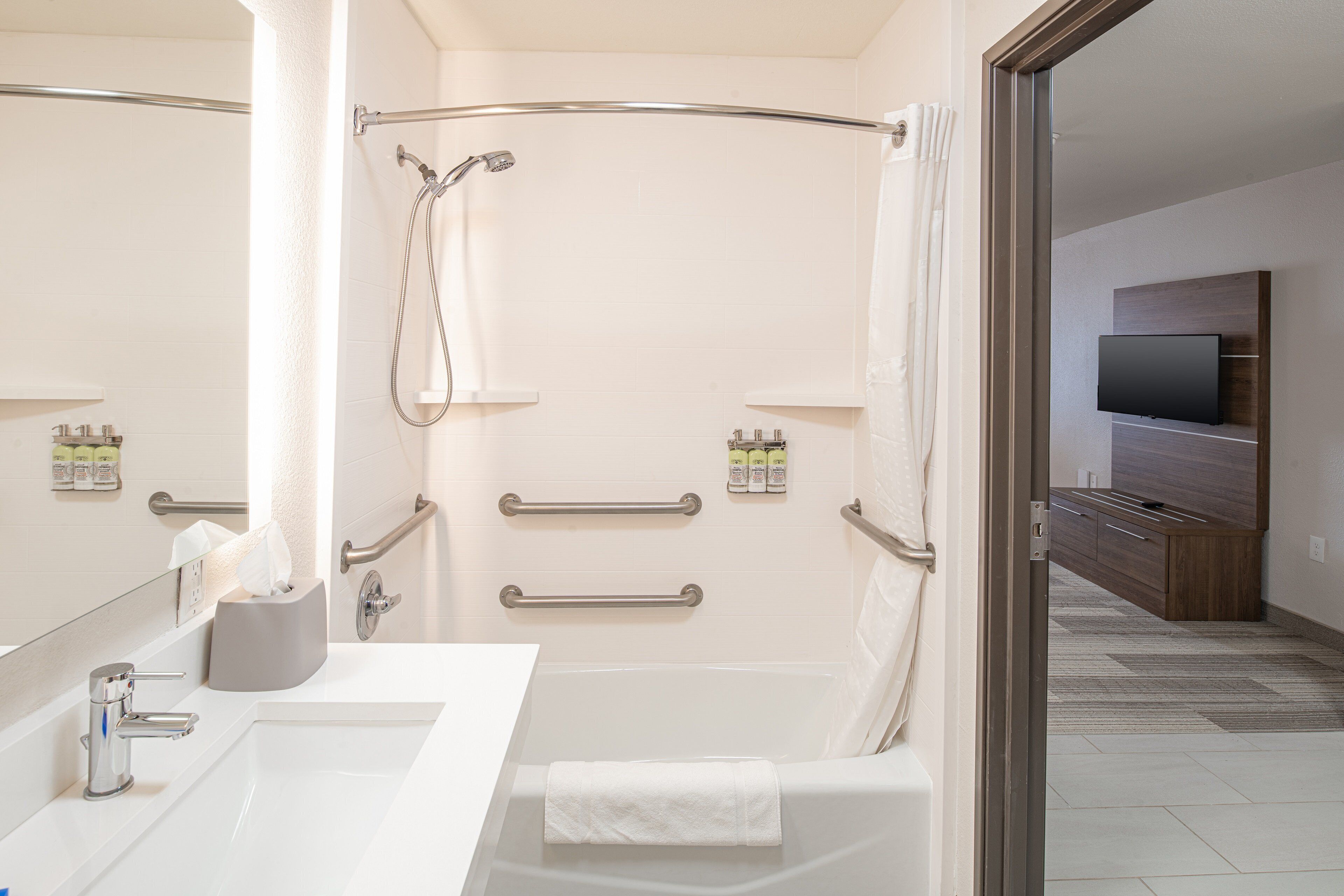 combined shower/bathtub, free toiletries, hair dryer, towels