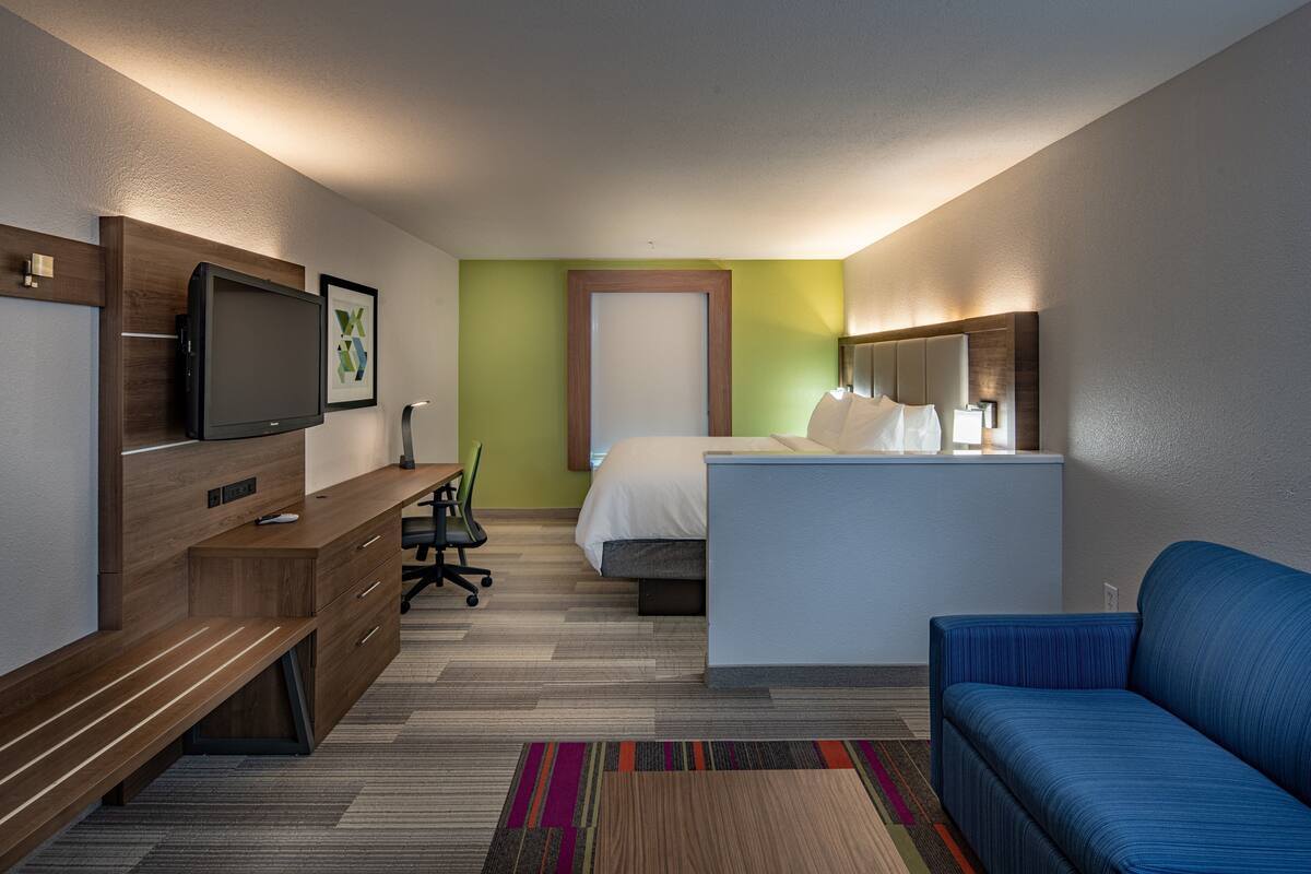 Premium bedding, in-room safe, desk, soundproofing