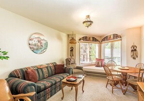 Apartamento, 2 habitaciones, no fumadores | Zona de estar | Una televisión