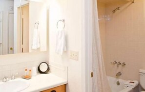 Room, 1 Bedroom, Non Smoking | Bathroom