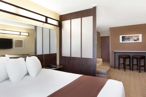 Microtel Inn & Suites by Wyndham Breaux Bridge