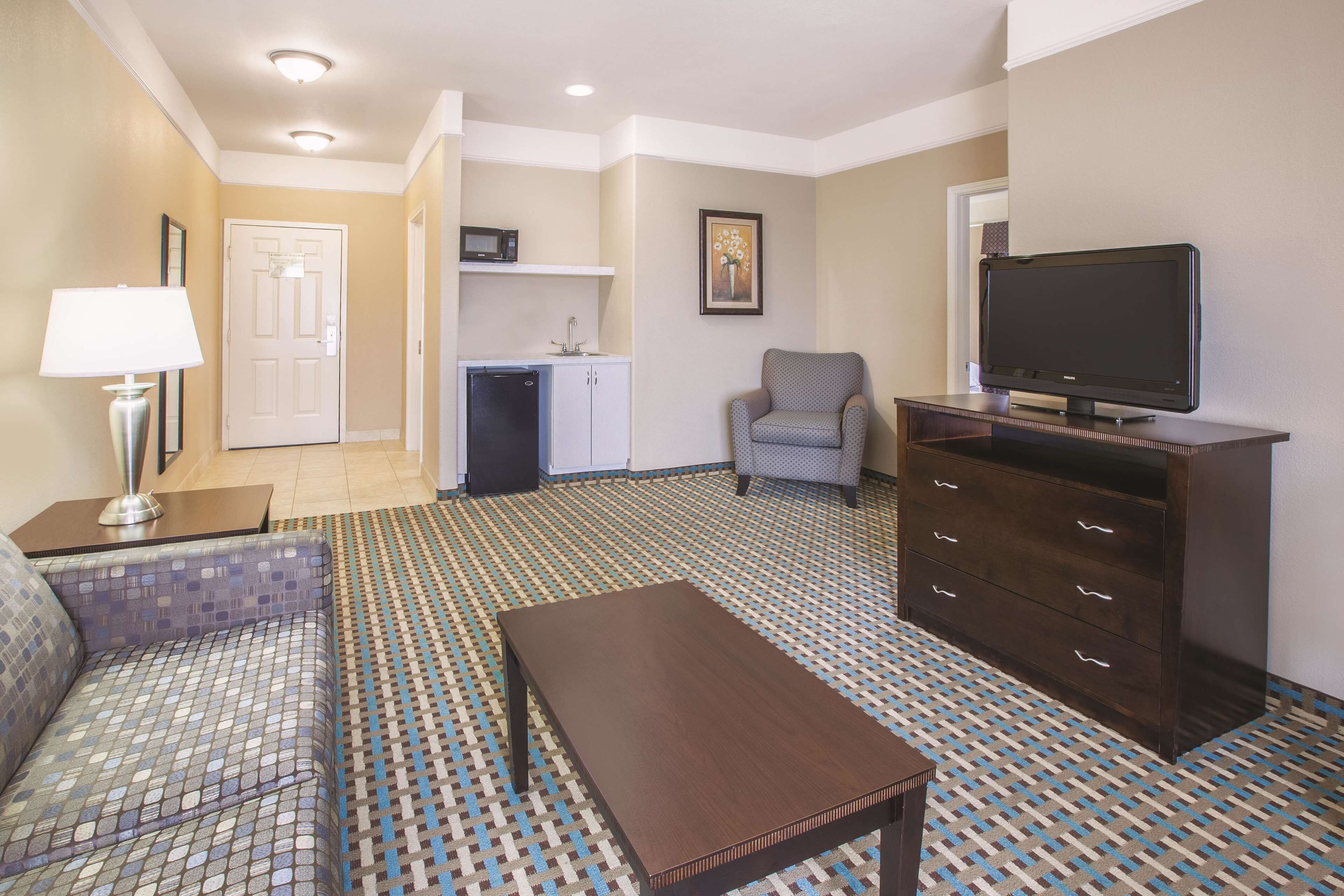 Wohnbereich | 42-Zoll-Flachbildfernseher mit Kabelempfang, Fernseher