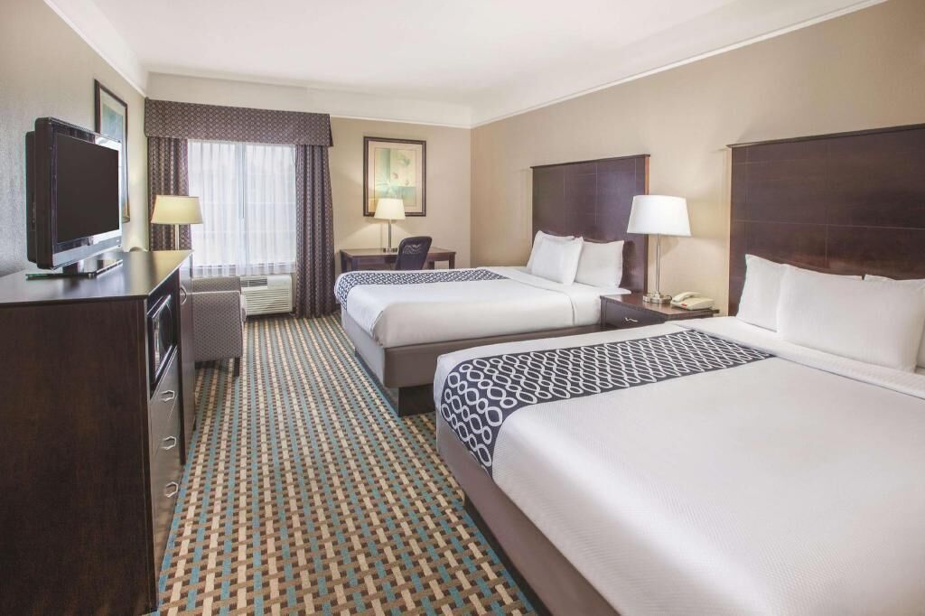 Hochwertige Bettwaren, Schreibtisch, Bügeleisen/Bügelbrett