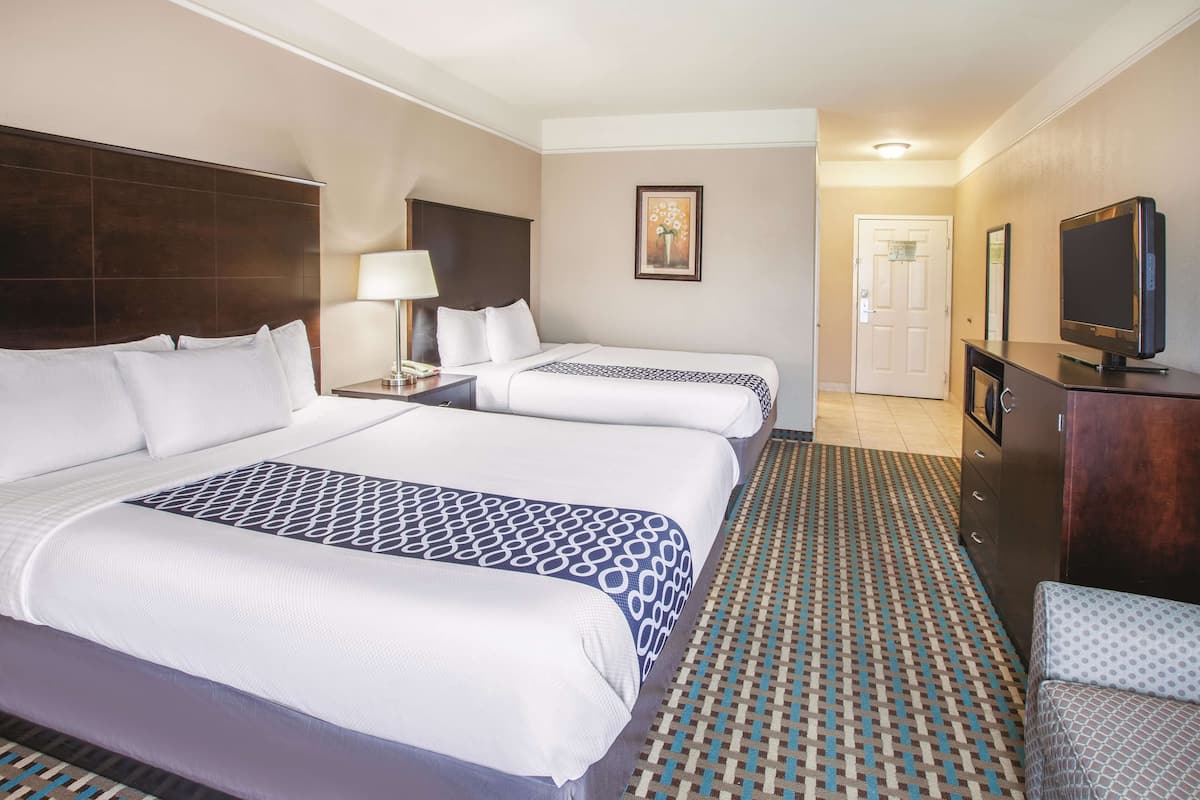 Standard Room, 2 Queen Beds, Non Smoking | Peralatan tempat tidur premium, meja, seterika/papan seterika 