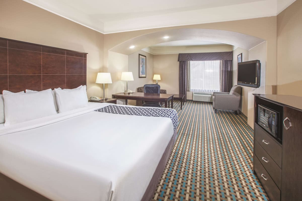Deluxe Suite, 1 Katil Raja (King), Non Smoking | Peralatan tempat tidur premium, meja, seterika/papan seterika 