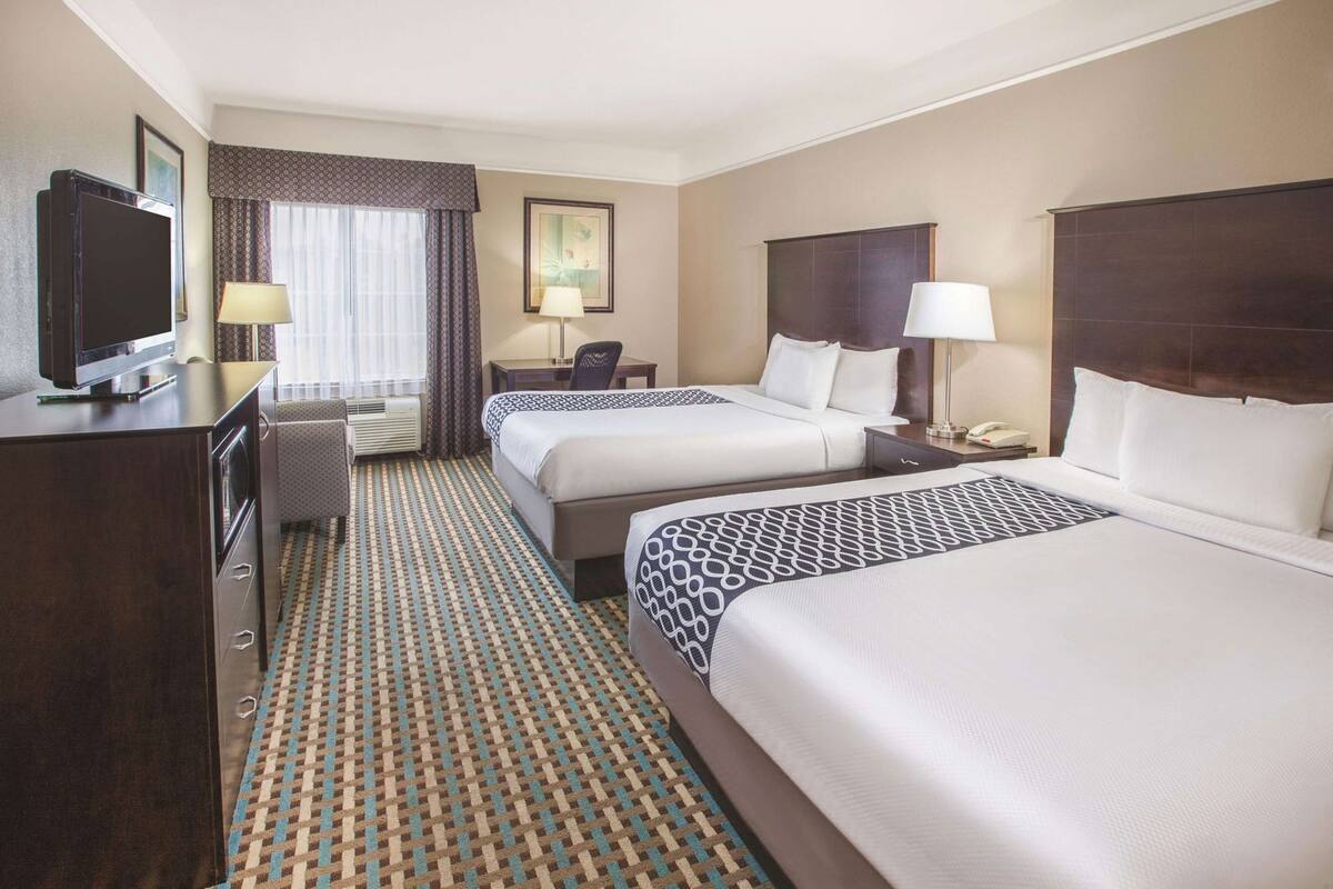 Bộ đồ giường cao cấp, bàn, bàn ủi/dụng cụ ủi quần áo