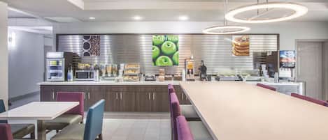 Petit déjeuner complet compris tous les jours