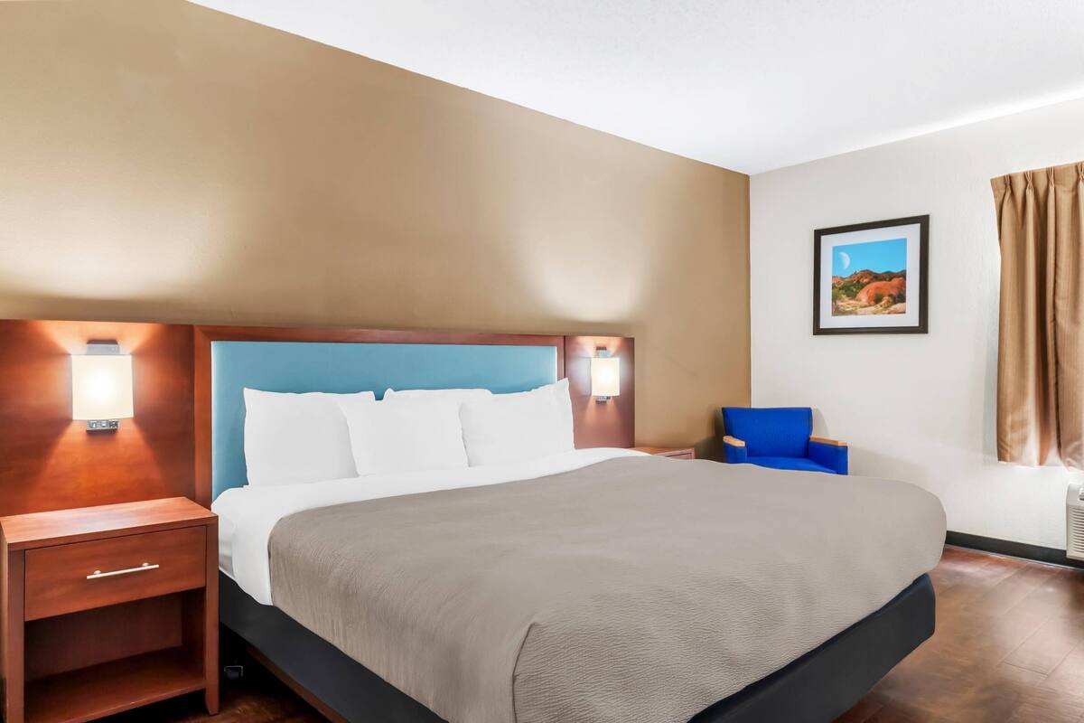 Habitación, 1 cama King size, con acceso para personas discapacitadas, para no fumadores | Ropa de cama de alta calidad y caja de seguridad en la habitación 