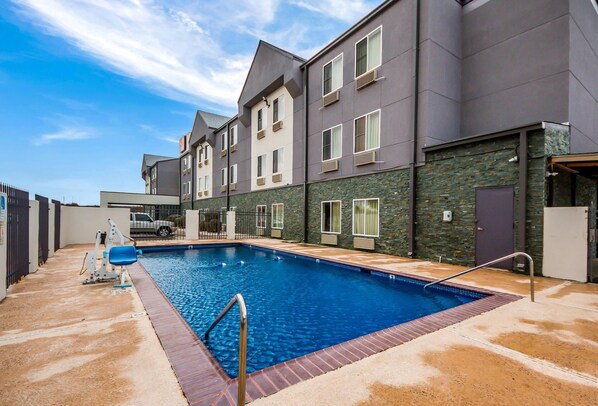 Outdoor pool, sun loungers