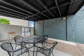 Outdoor pool, sun loungers - Quality Inn Laredo - Nuevo Laredo (Laredo)