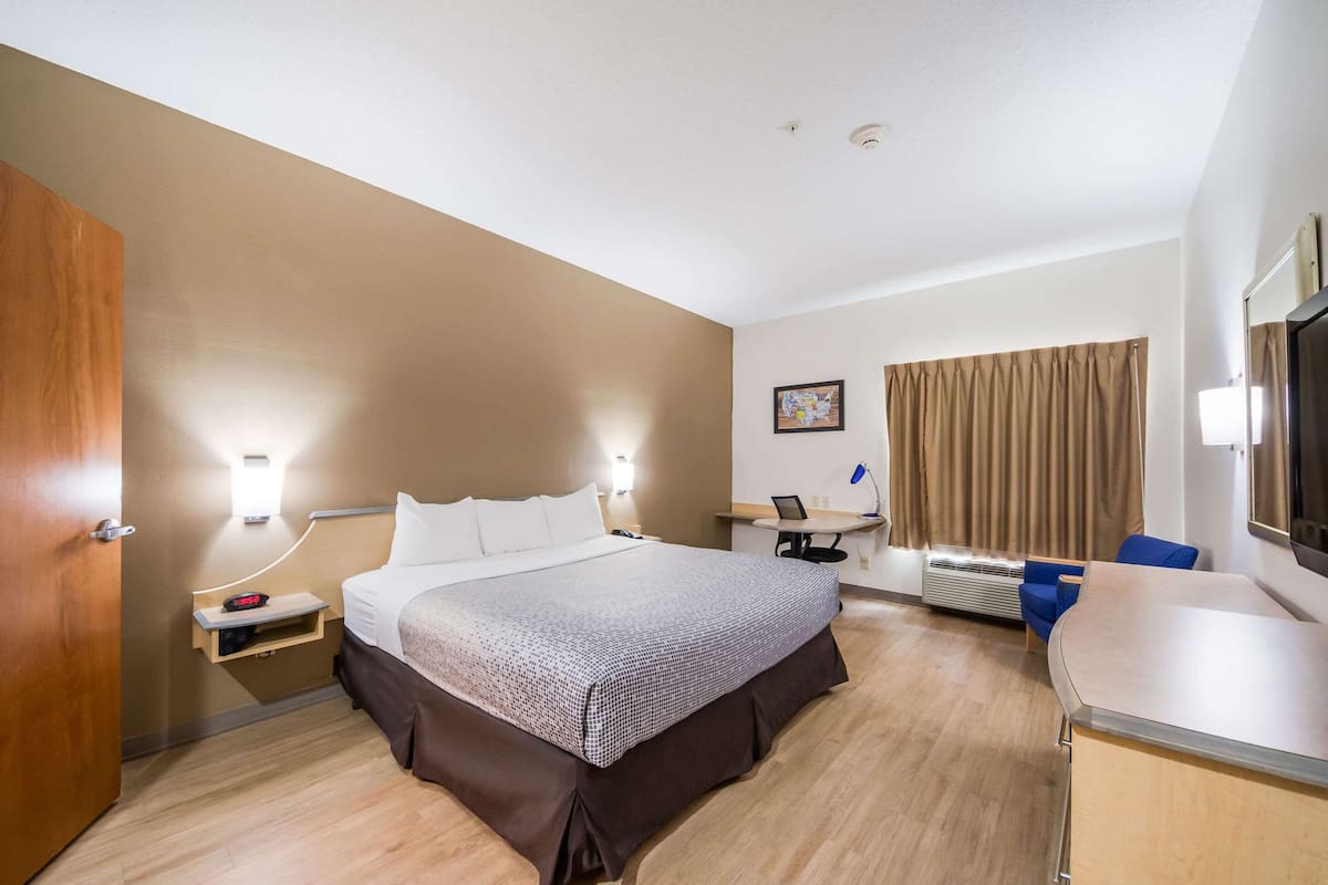 Premium bedding, in-room safe, desk, iron/ironing board