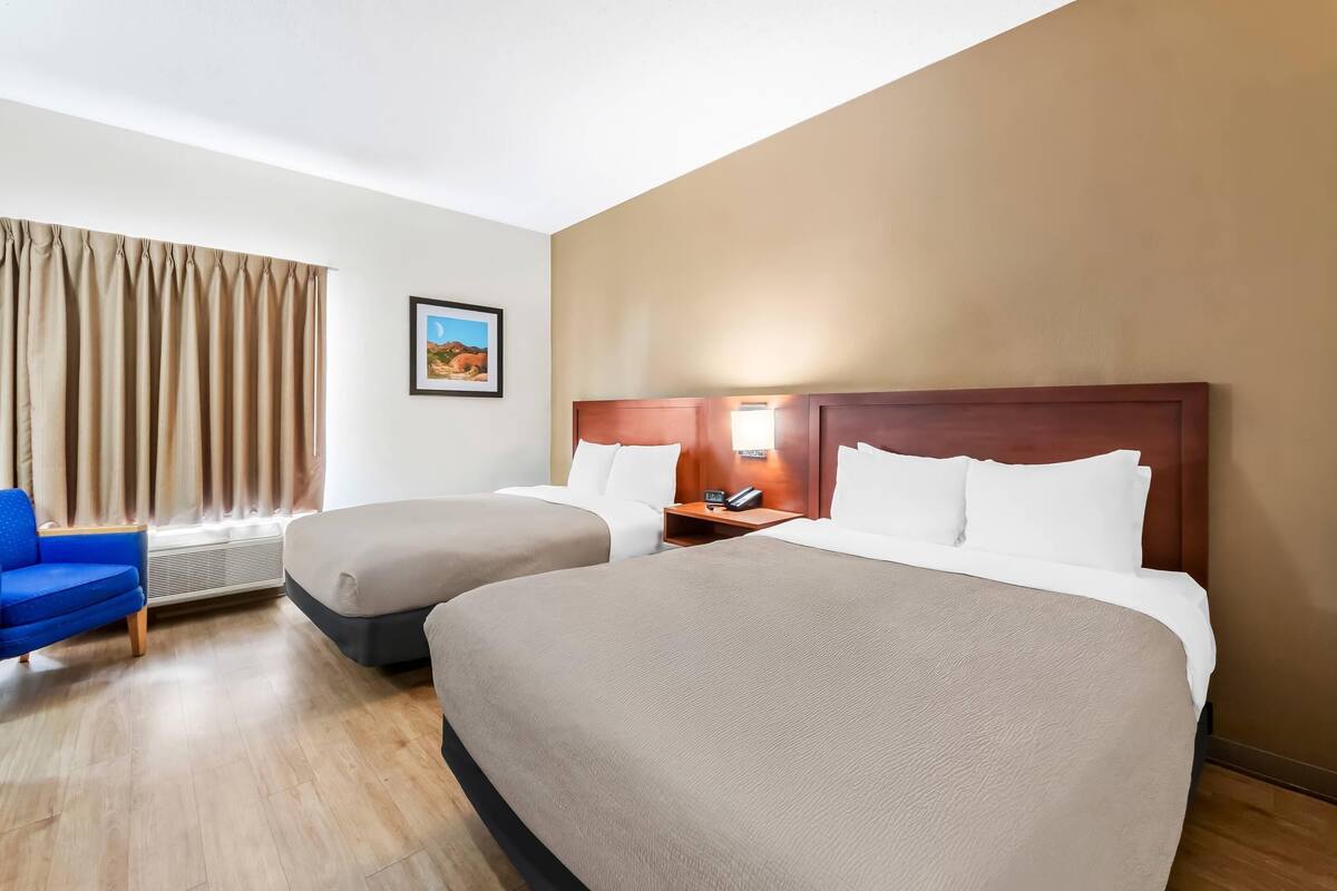 Habitación, 2 camas Queen size, con acceso para personas discapacitadas, para no fumadores | Ropa de cama de alta calidad y caja de seguridad en la habitación 