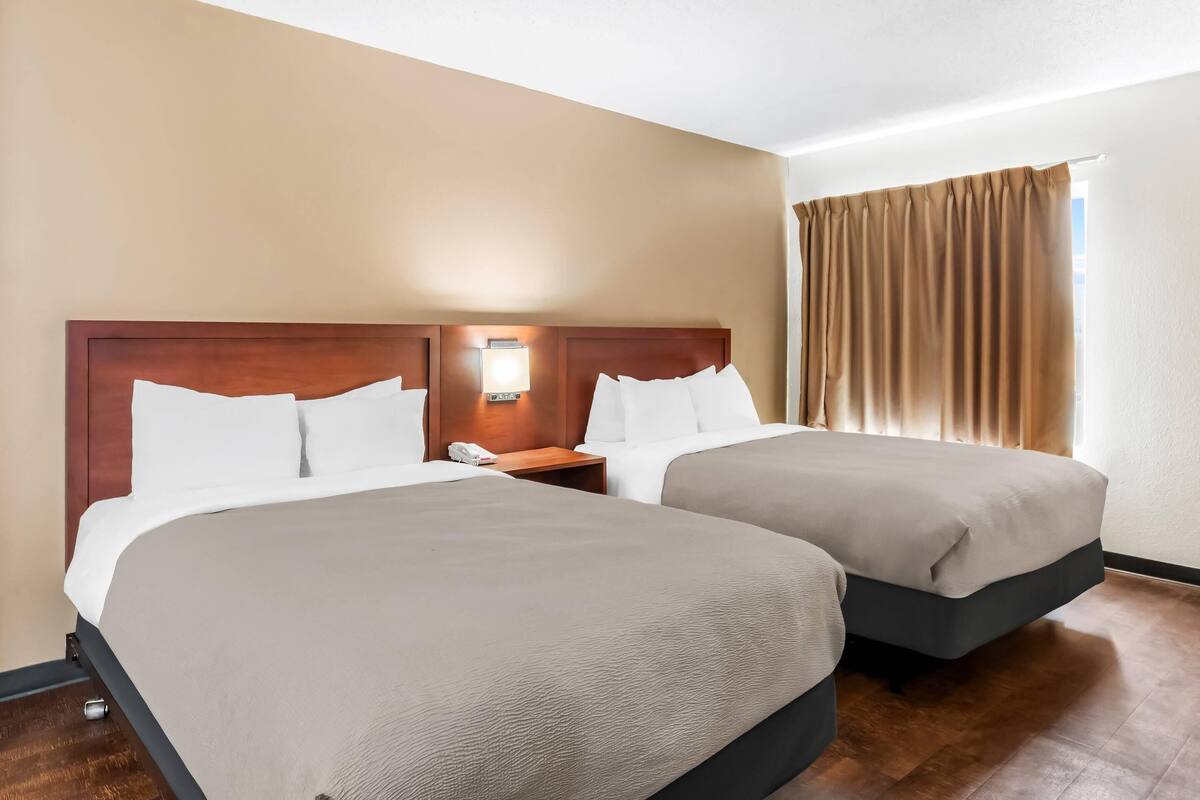 Habitación estándar, 2 camas Queen size, para no fumadores | Ropa de cama de alta calidad y caja de seguridad en la habitación 
