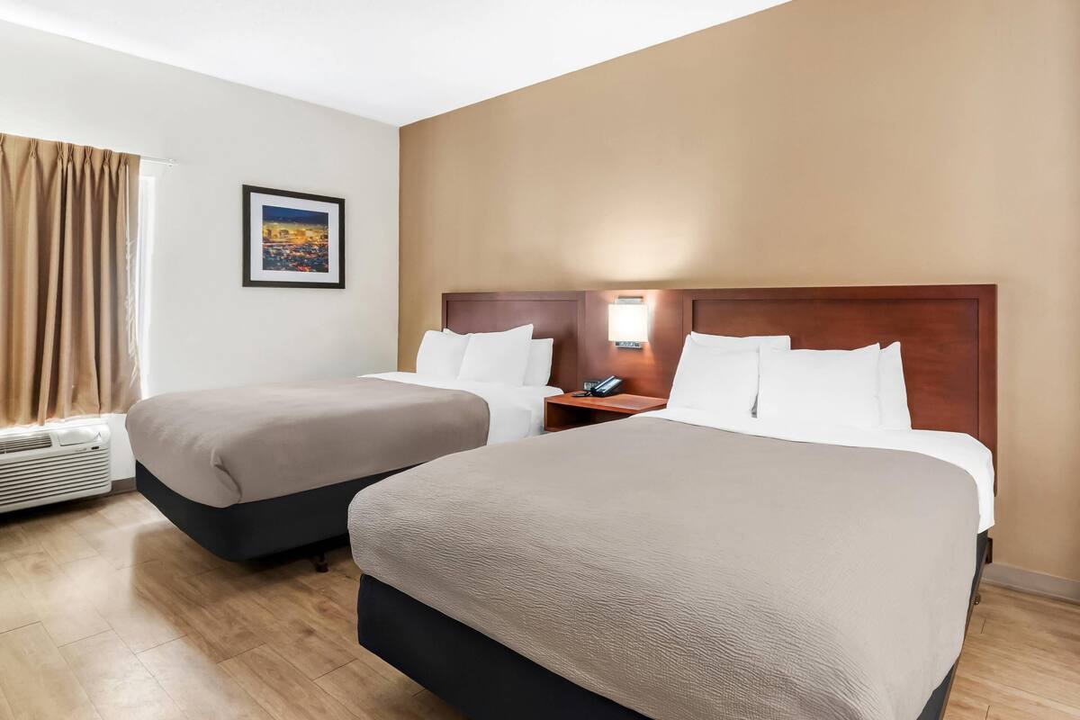 Habitación estándar, 2 camas Queen size, para no fumadores (Vision Impaired) | Ropa de cama de alta calidad y caja de seguridad en la habitación 