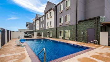 Outdoor pool, sun loungers