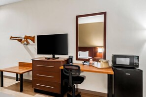 Room, 2 Queen Beds, Accessible, Non Smoking | Premium bedding, in-room safe, desk, iron/ironing board - Quality Inn Laredo - Nuevo Laredo (Laredo)
