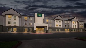 A multi-story hotel with a prominent 'Quality' sign, a central entrance, and a parking lot. - Quality Inn Laredo - Nuevo Laredo (Laredo)