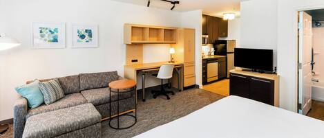 Studio, 1 King-Bett und Schlafsofa | Wohnbereich | 38-Zoll-Flachbildfernseher mit Kabelempfang