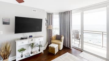 Condo, 3 quartos (Beach View) | Sala de estar | TV de tela plana, DVD player