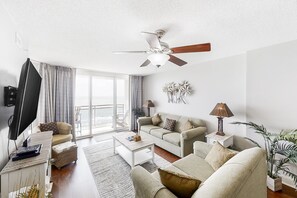 Condo, 3 phòng ngủ (Beach View) | Phòng khách | TV màn hình phẳng, đầu đĩa DVD 