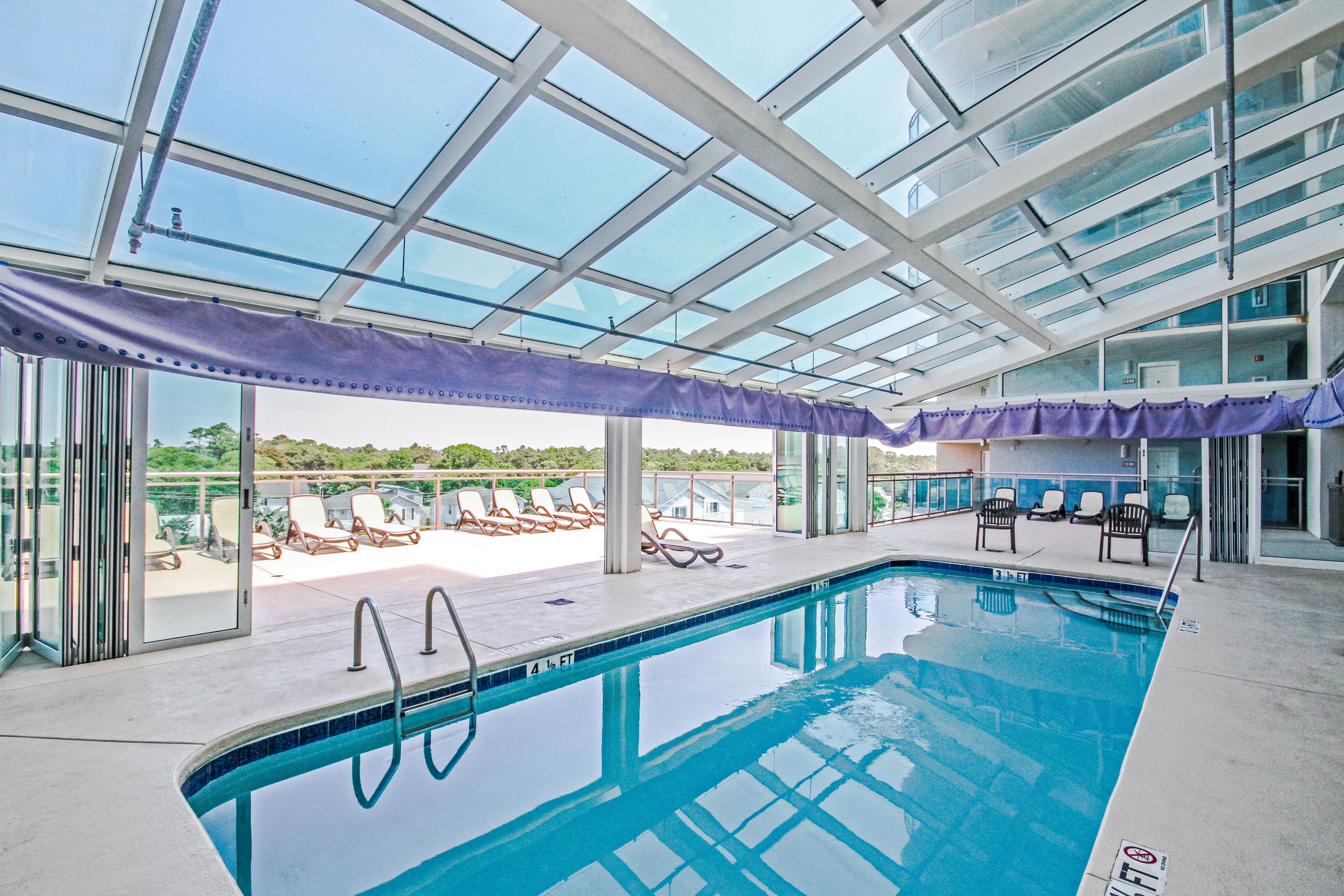 室內游泳池和季節性室外游泳池，提供日光浴躺椅