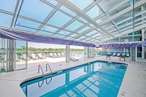 室内游泳池,季节性开放的室外游泳池,日光浴躺椅