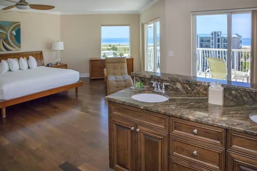 Suite, varias camas, vista a la alberca (3 Bedroom Penthouse Suite) | Ropa de cama de alta calidad y decoración personalizada