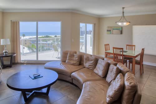 Suite, varias camas, vista a la alberca (3 Bedroom Penthouse Suite) | Sala de estar | Televisión de pantalla plana