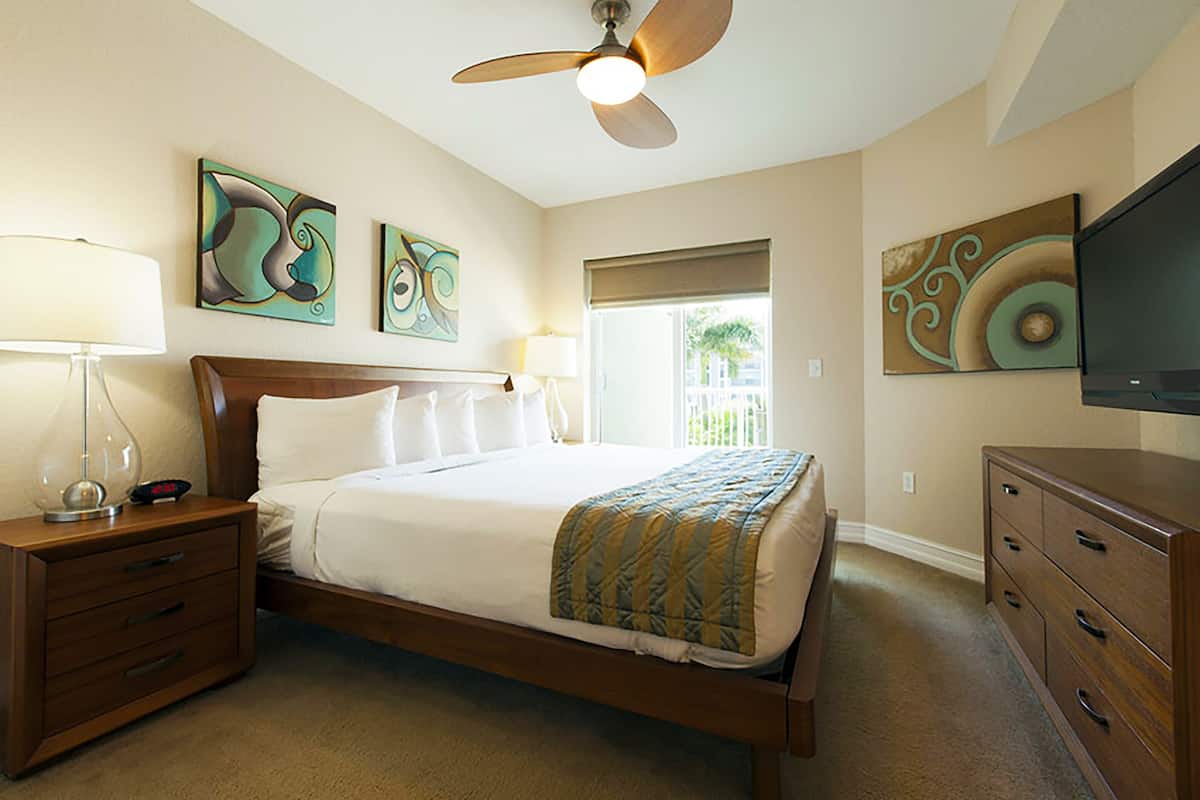 Suite, 1 King Bed, Accessible, Pool View