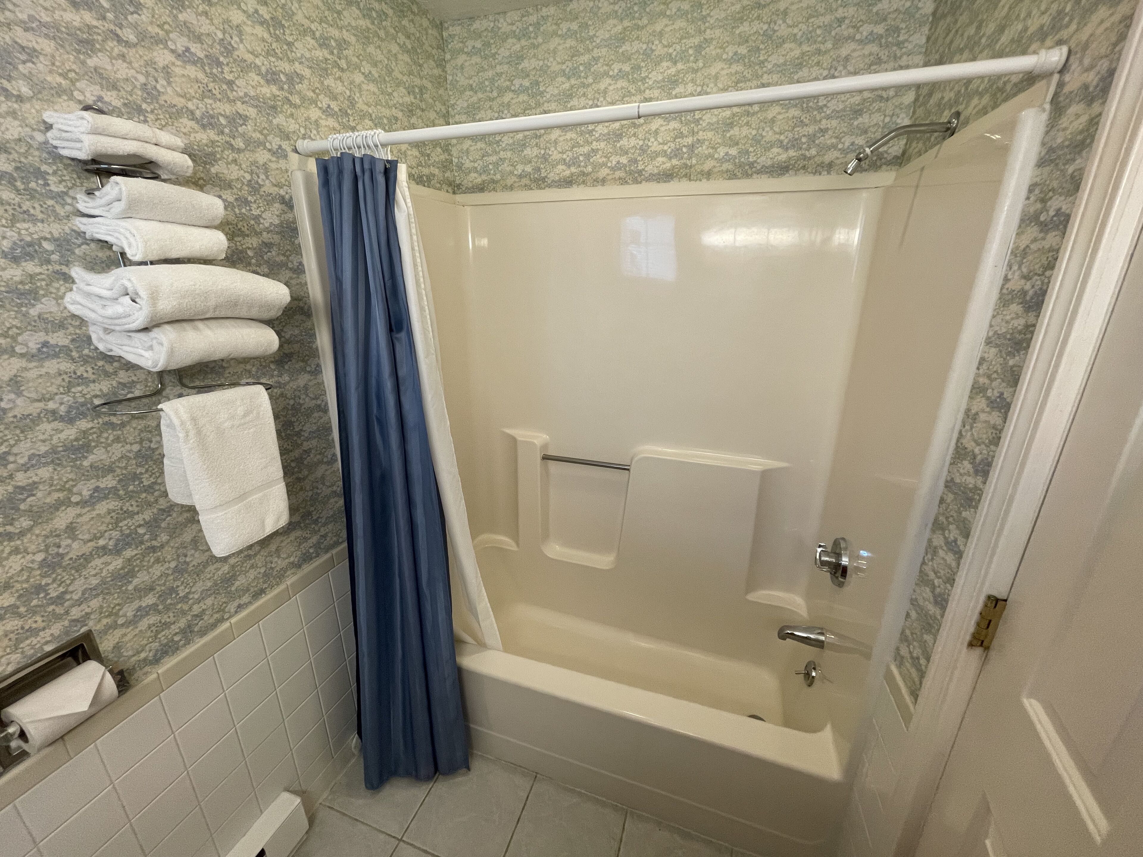 Habitación, 2 camas matrimoniales | Baño | Tina con regadera, amenidades de baño gratuitas, secadora de cabello 