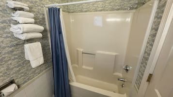 Habitación, 2 camas matrimoniales | Baño | Tina con regadera, amenidades de baño gratuitas, secadora de cabello
