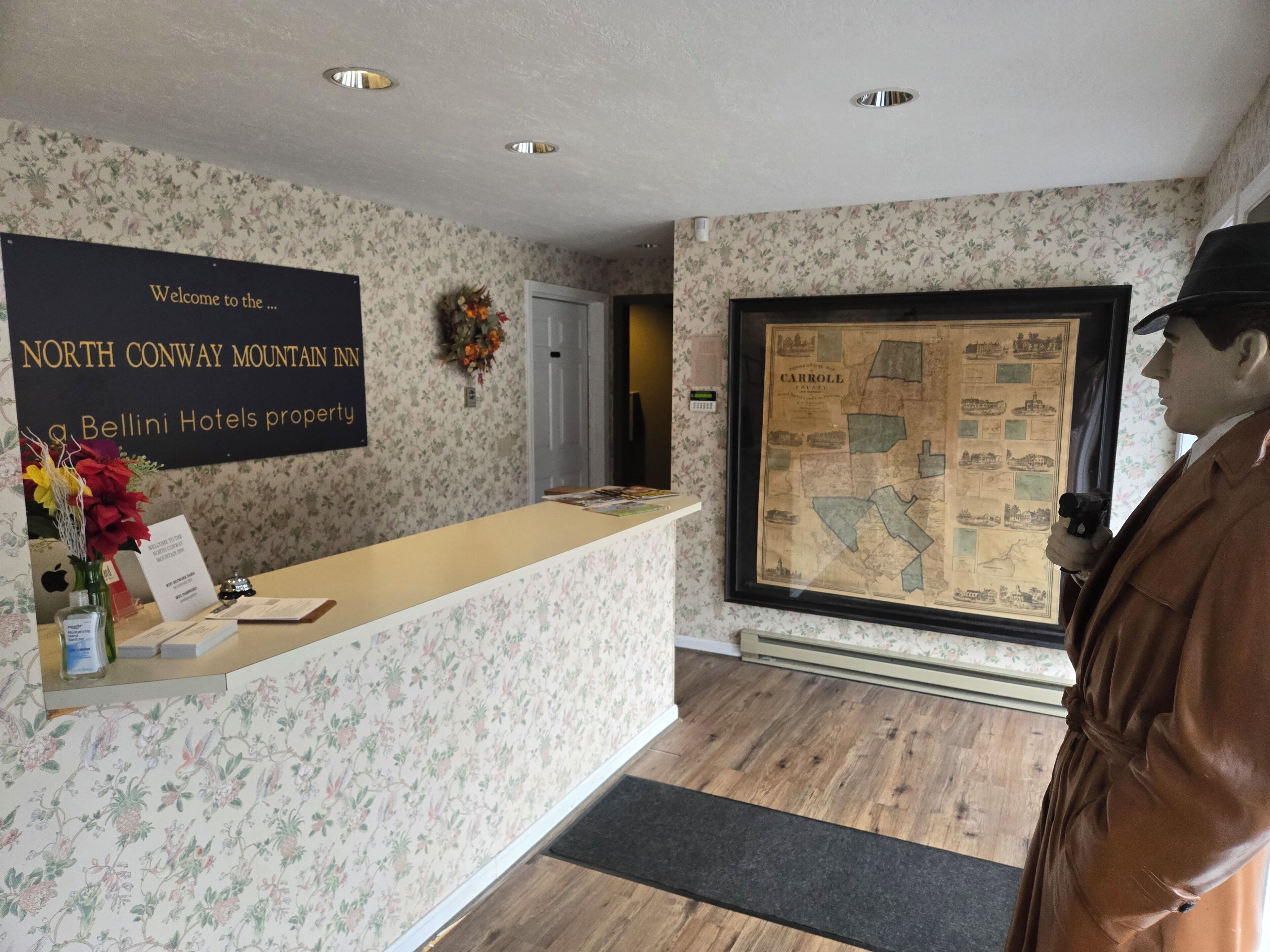 Una recepción con un cartel de bienvenida para el North Conway Mountain Inn, una propiedad de Bellini Hotels.