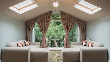 Premier Suite | Premium bedding, individually decorated, free WiFi, bed sheets