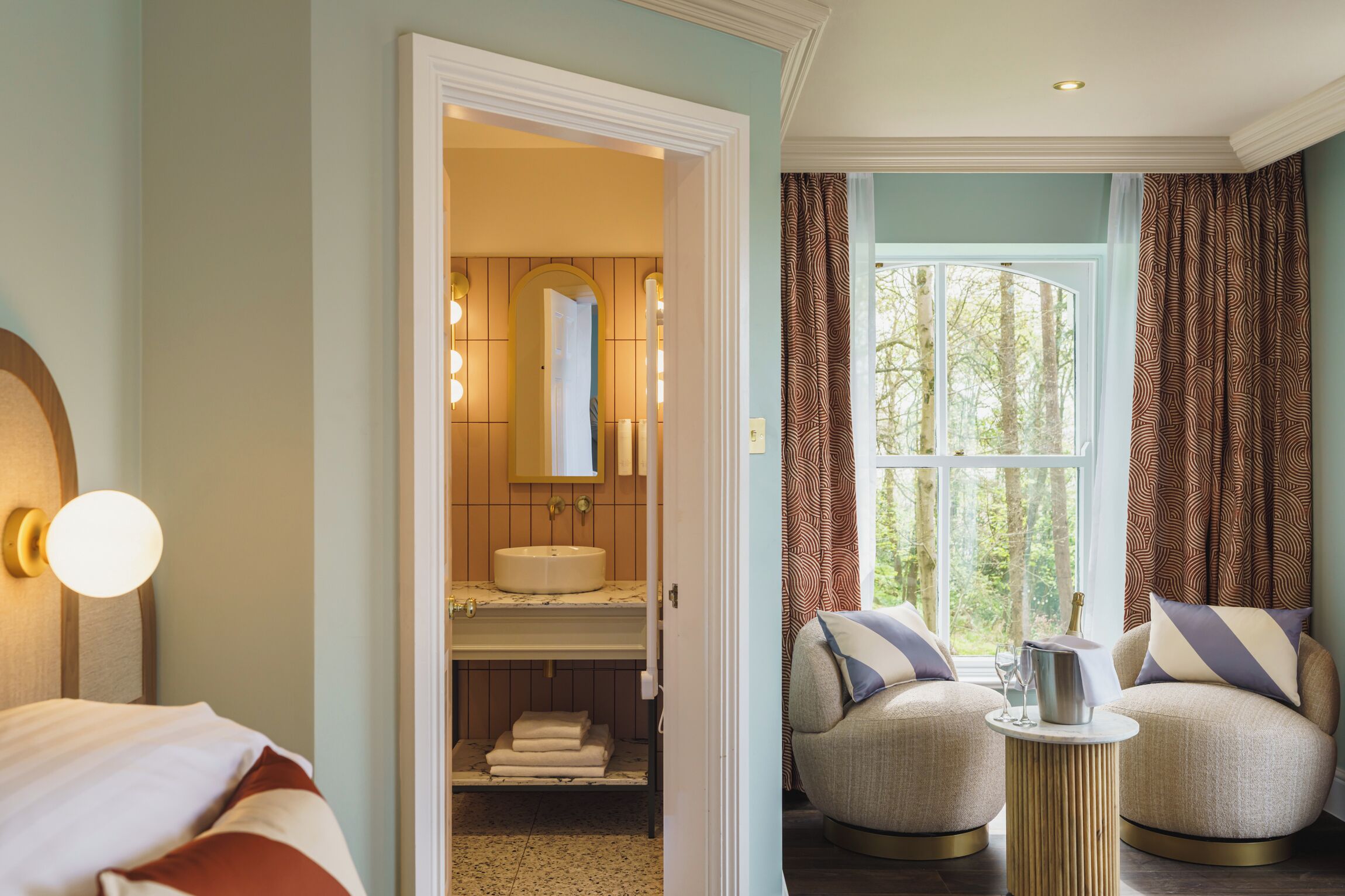 Chambre Double Supérieure | Literie de qualité supérieure, décoration personnalisée, Wi-Fi gratuit