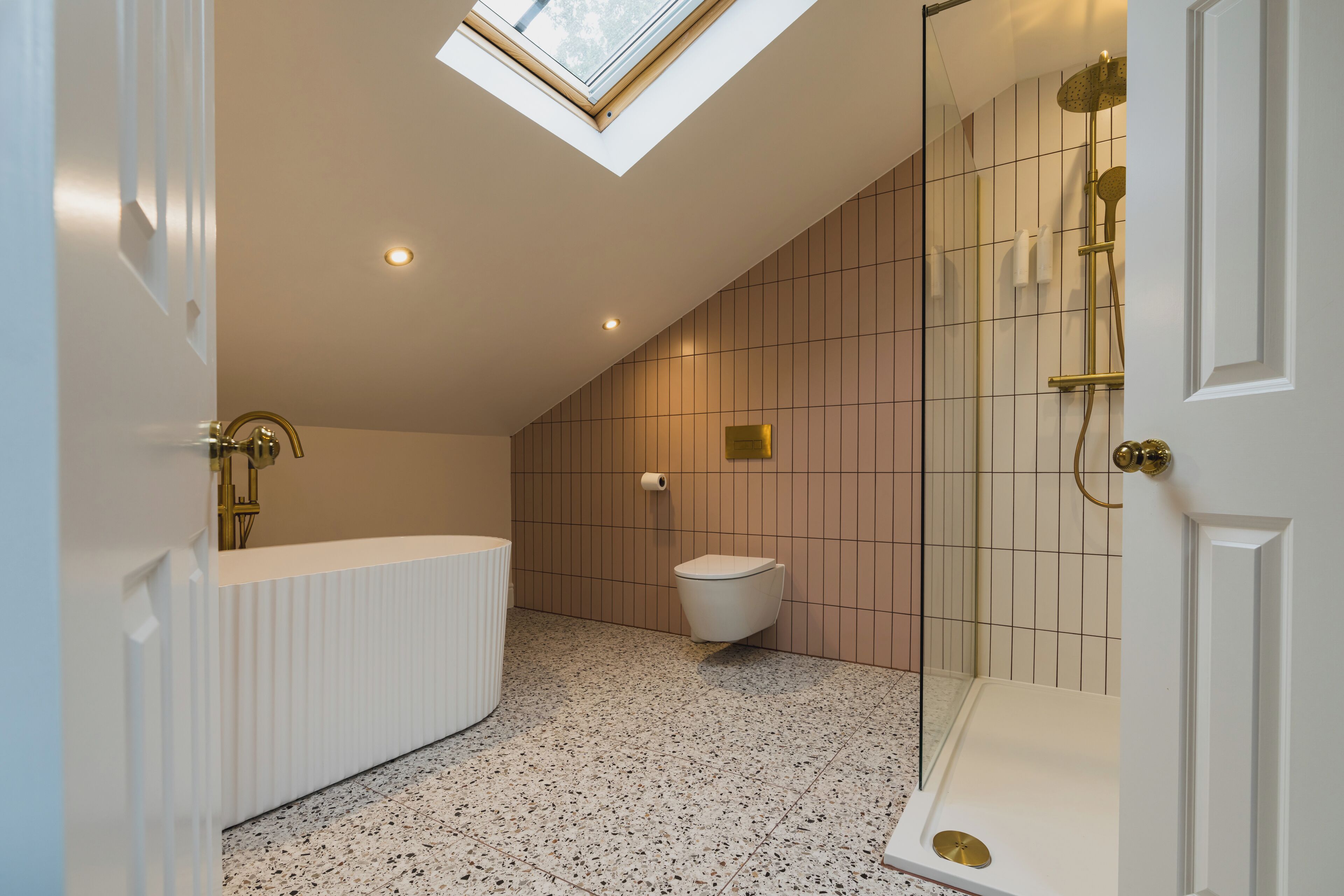 premier suite | bathroom | combined shower/bathtub, free toiletries, hair dryer, towels