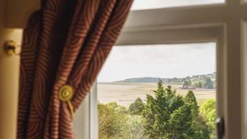Penthouse | Premium bedding, individually decorated, free WiFi, bed sheets