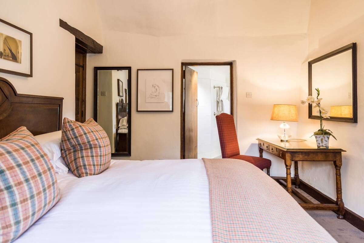 Doppia Classic | 3 camere, biancheria da letto ipoallergenica, una cassaforte in camera