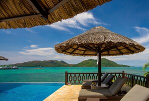 Piscine extérieure, parasols de plage, chaises longues