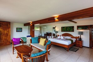 أغطية فراش متميزة وأسرّة بطبقة علوية مريحة وخزنة داخل الغرفة