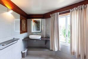 Superior Room | Bathroom | Shower, free toiletries, hair dryer, towels - Chalets Cote Mer (Praslin Island)